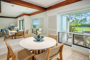 Condo, 2 habitaciones, frente al océano | Comedor