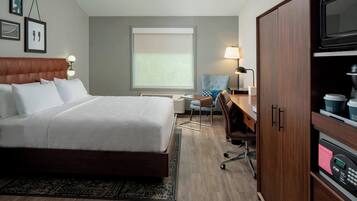 1 bedroom, Egyptian cotton sheets, premium bedding, down comforters