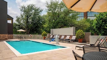 Piscine extérieure, parasols de plage, chaises longues