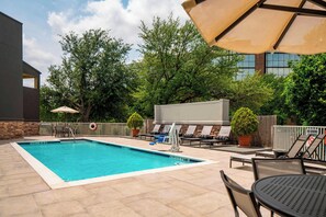 Piscine extérieure, parasols, chaises longues