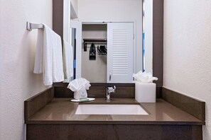 Combined shower/tub, free toiletries, hair dryer, towels