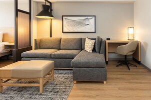 Premium bedding, in-room safe, desk, blackout drapes