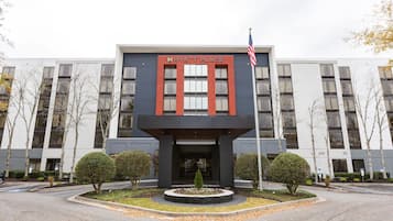 Un bâtiment moderne avec une enseigne indiquant « Hyatt Place ».