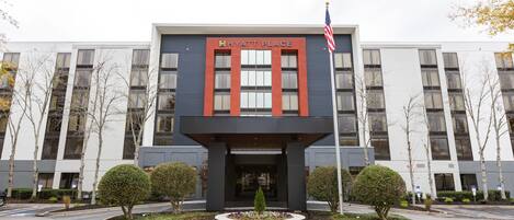 Un bâtiment moderne avec une enseigne indiquant « Hyatt Place ».