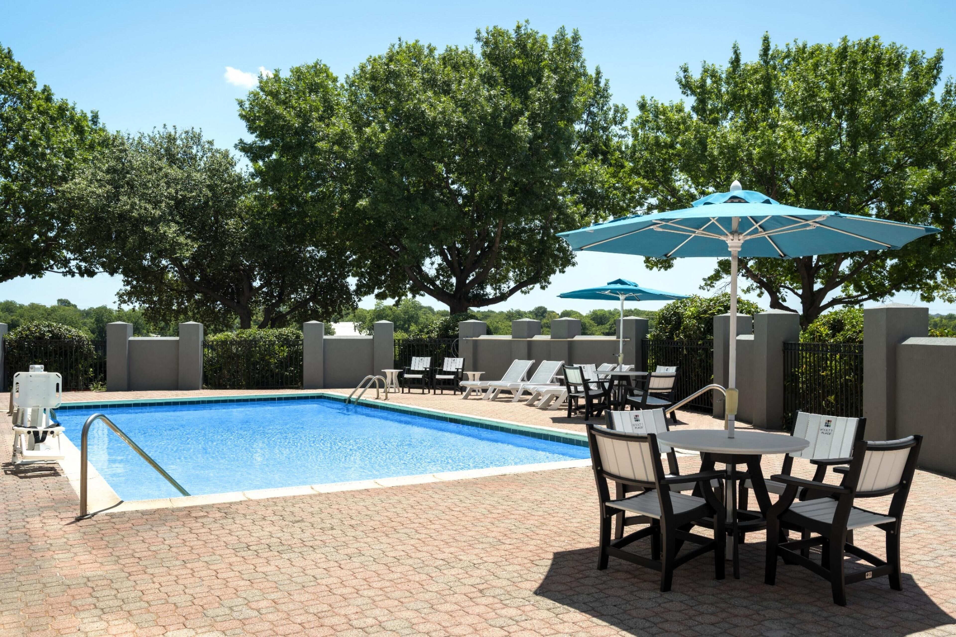 Outdoor pool, pool loungers