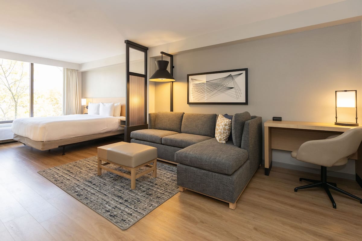 Premium bedding, in-room safe, desk, blackout drapes