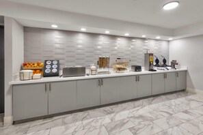 Café da manhã com buffet grátis durante a semana
