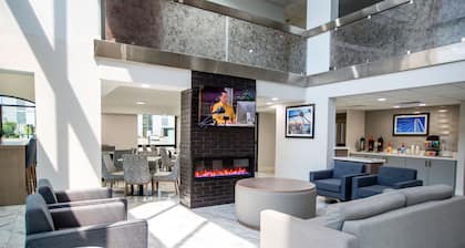 La Quinta Inn & Suites by Wyndham Dallas I-35 Walnut Hill Ln