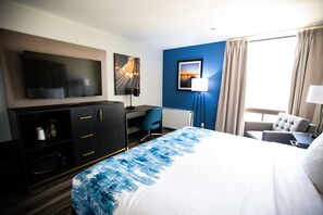 Quarto, 1 cama King, para não fumantes (Tub with Grab Bars) | Roupas de cama premium, escrivaninha, espaço de trabalho para notebook
