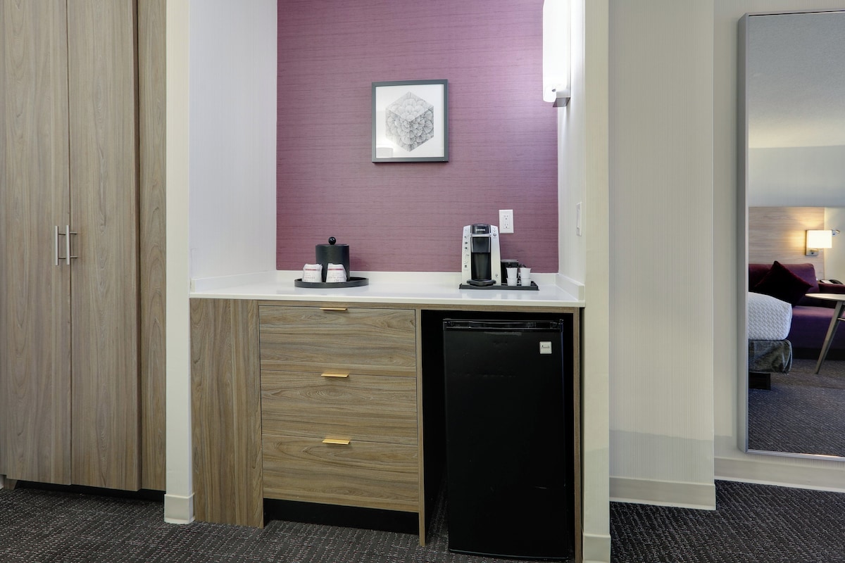 Premium bedding, in-room safe, desk, iron/ironing board