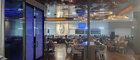 Breakfast, lunch, dinner served; American cuisine