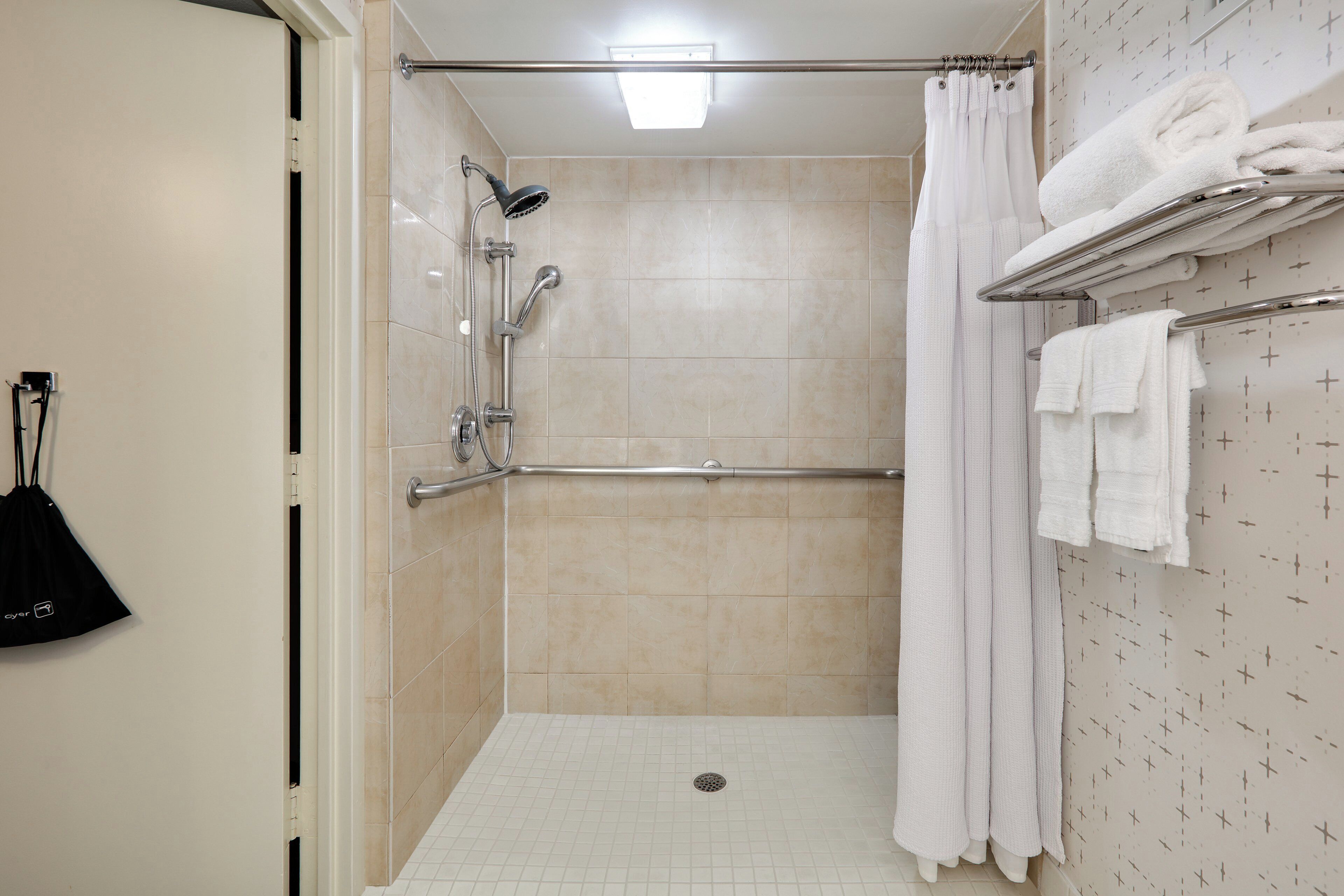 Combined shower/tub, hair dryer, towels