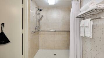 Combined shower/tub, hair dryer, towels
