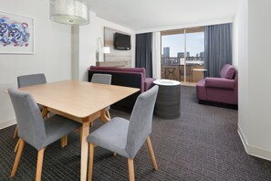 高档床上用品、客房内保险箱、办公桌、熨斗/熨衣板