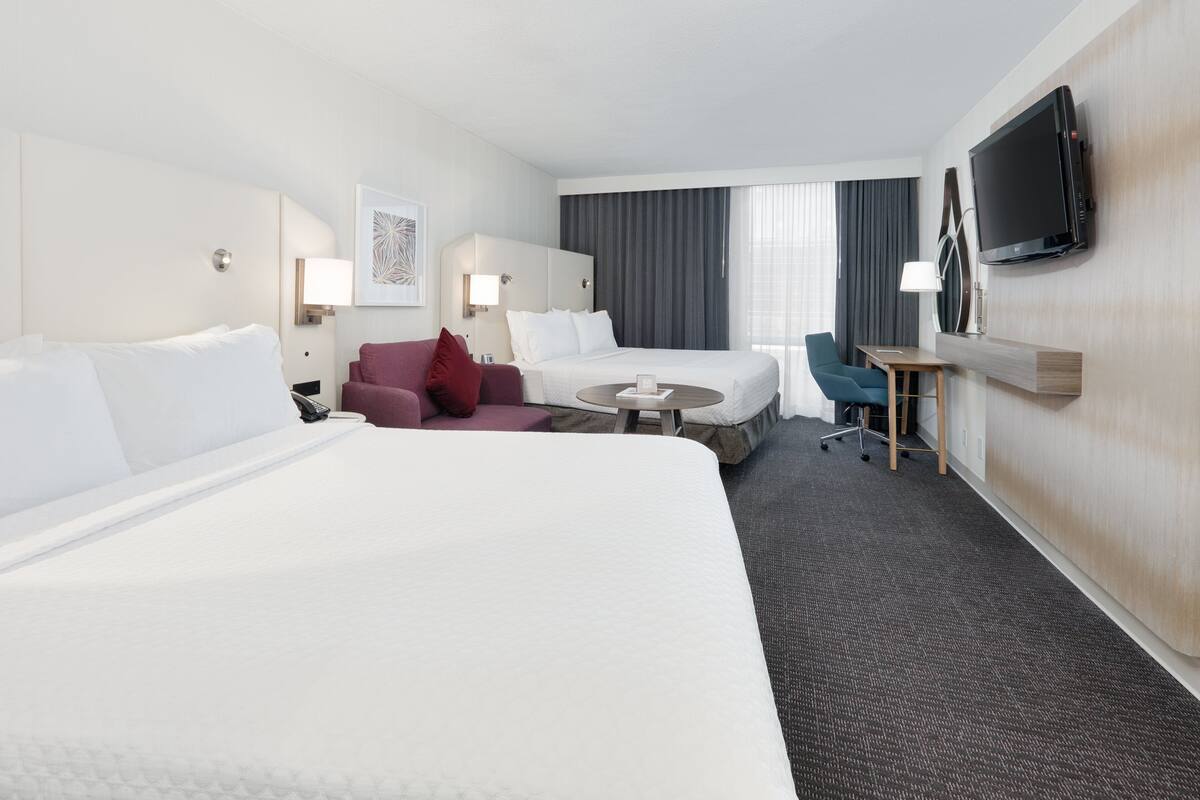 Premium bedding, in-room safe, desk, iron/ironing board