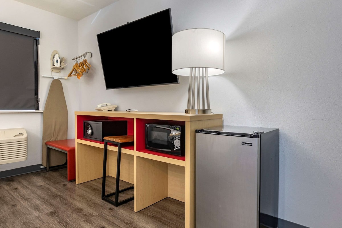 standard room, 1 queen bed, non smoking | in-room safe, desk, iron/ironing board, rollaway beds