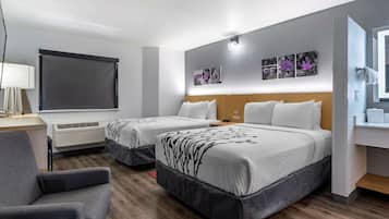 Standaard kamer, 2 tweepersoonsbedden, niet-roken | Een kluis op de kamer, een bureau, een strijkplank/strijkijzer