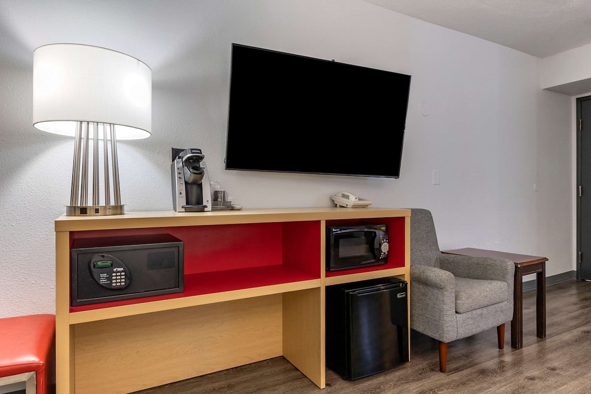 standard room, 1 king bed, non smoking | in-room safe, desk, iron/ironing board, rollaway beds