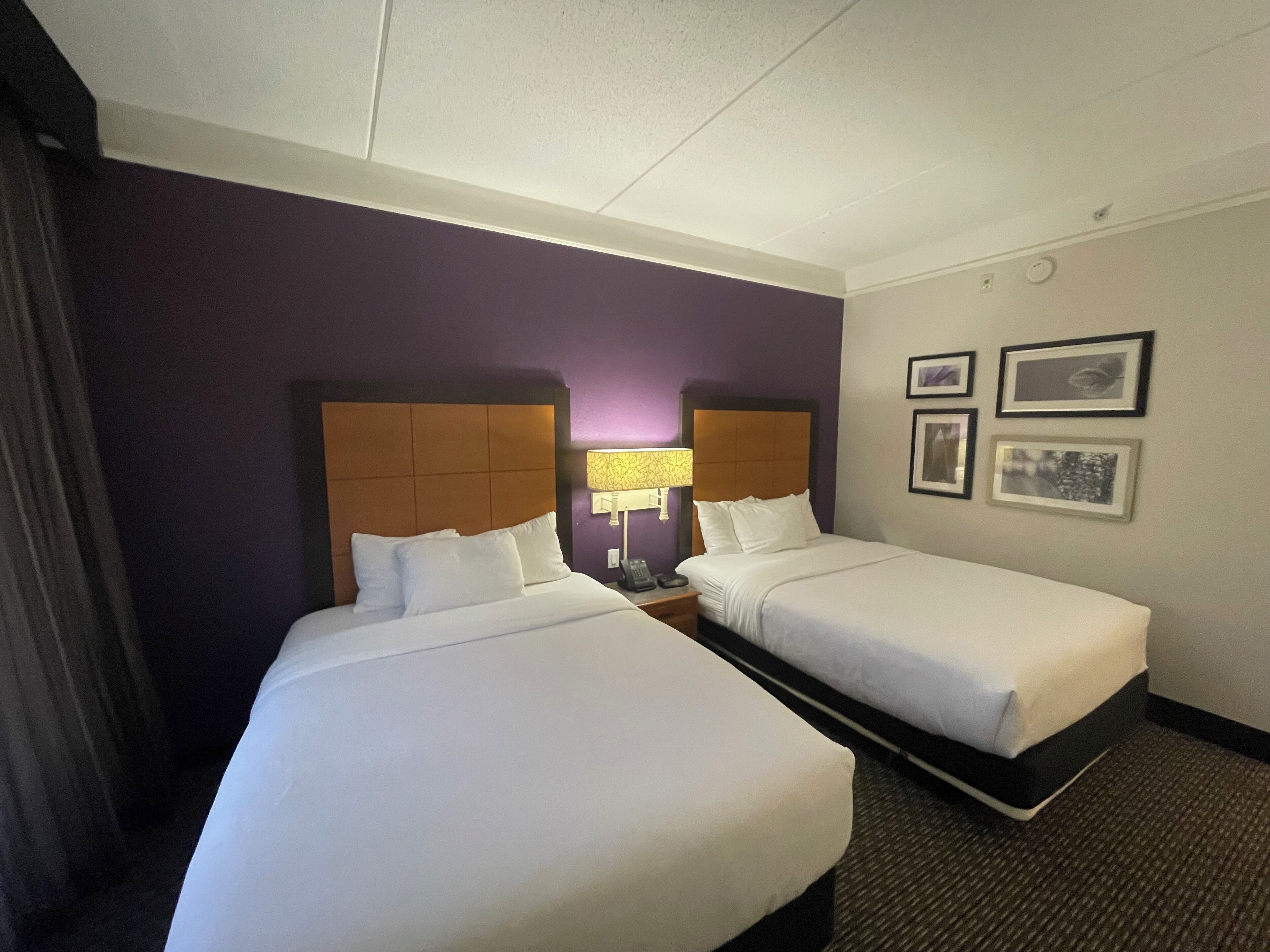 Luxe beddengoed, pillowtop-bedden, een bureau