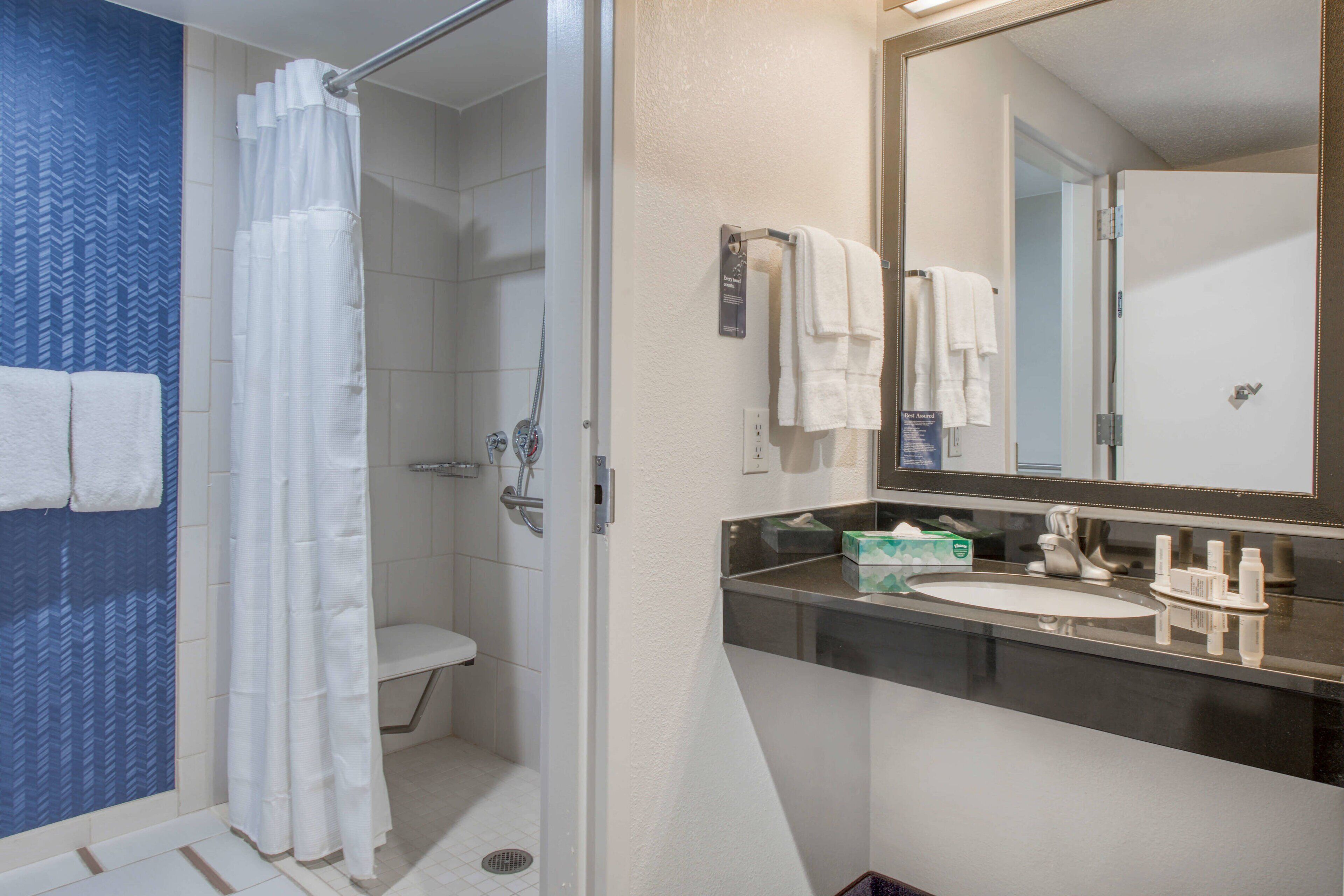 room, 1 king bed, non smoking | bathroom | combined shower/bathtub, free toiletries, hair dryer, towels