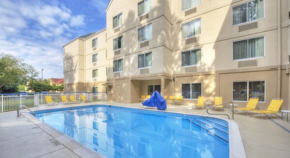 Piscine extérieure en saison