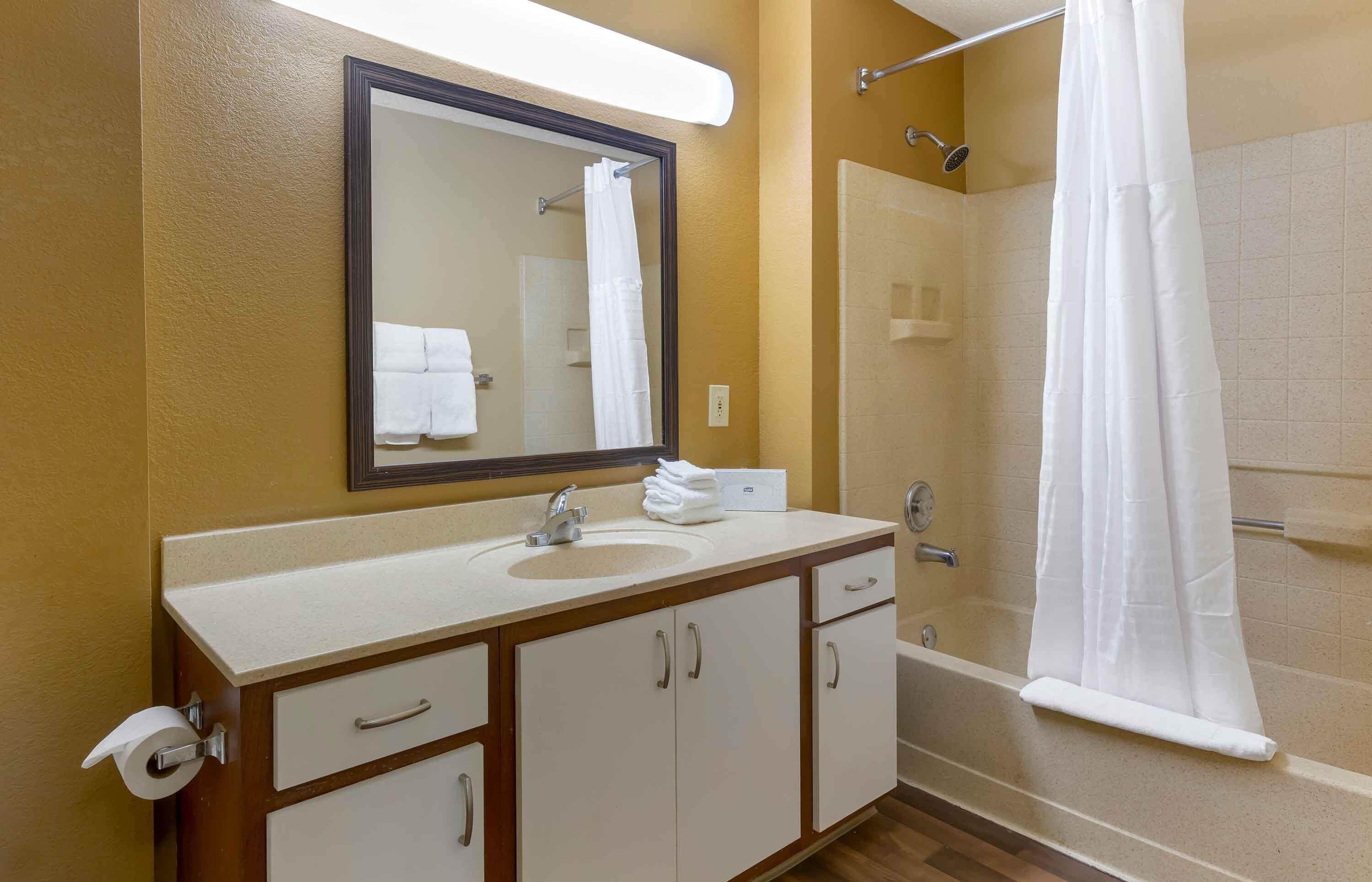 Combined shower/bathtub, free toiletries, towels