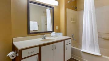 Combined shower/bathtub, free toiletries, towels