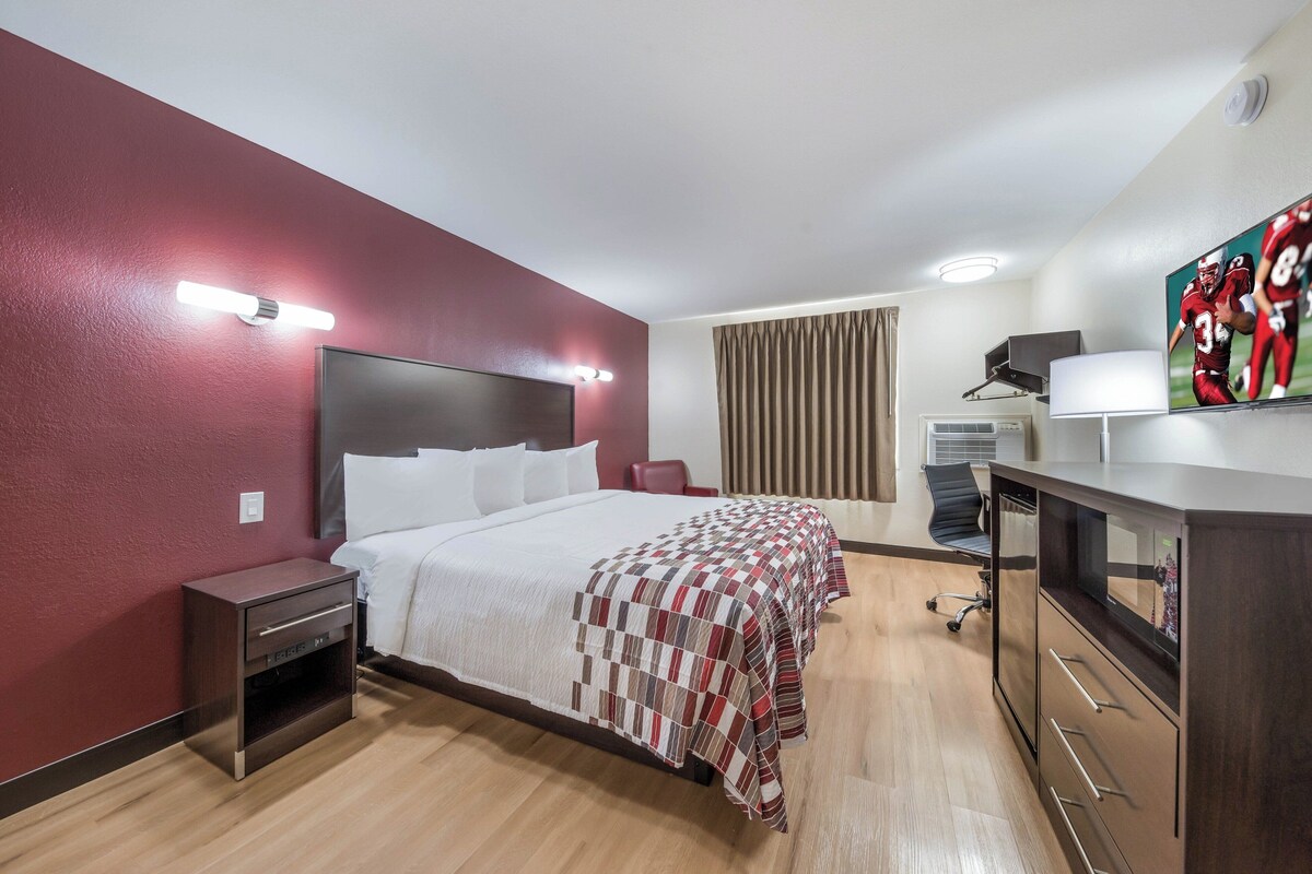Escritorio, tabla de planchar con plancha, wifi gratis y ropa de cama 
