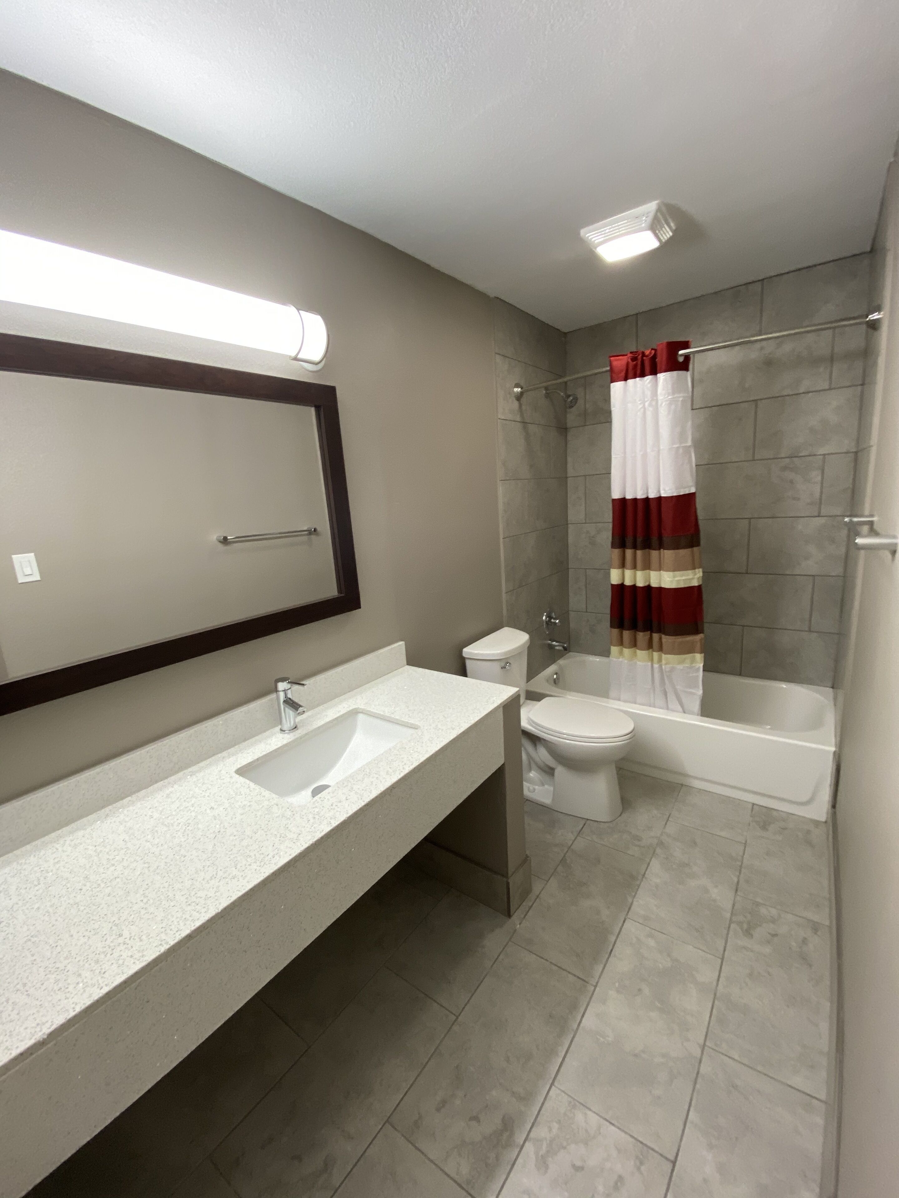 Deep soaking tub, hair dryer, towels