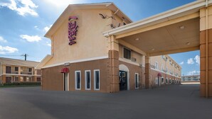 Exterior - Red Roof Inn & Suites Denton (Denton)