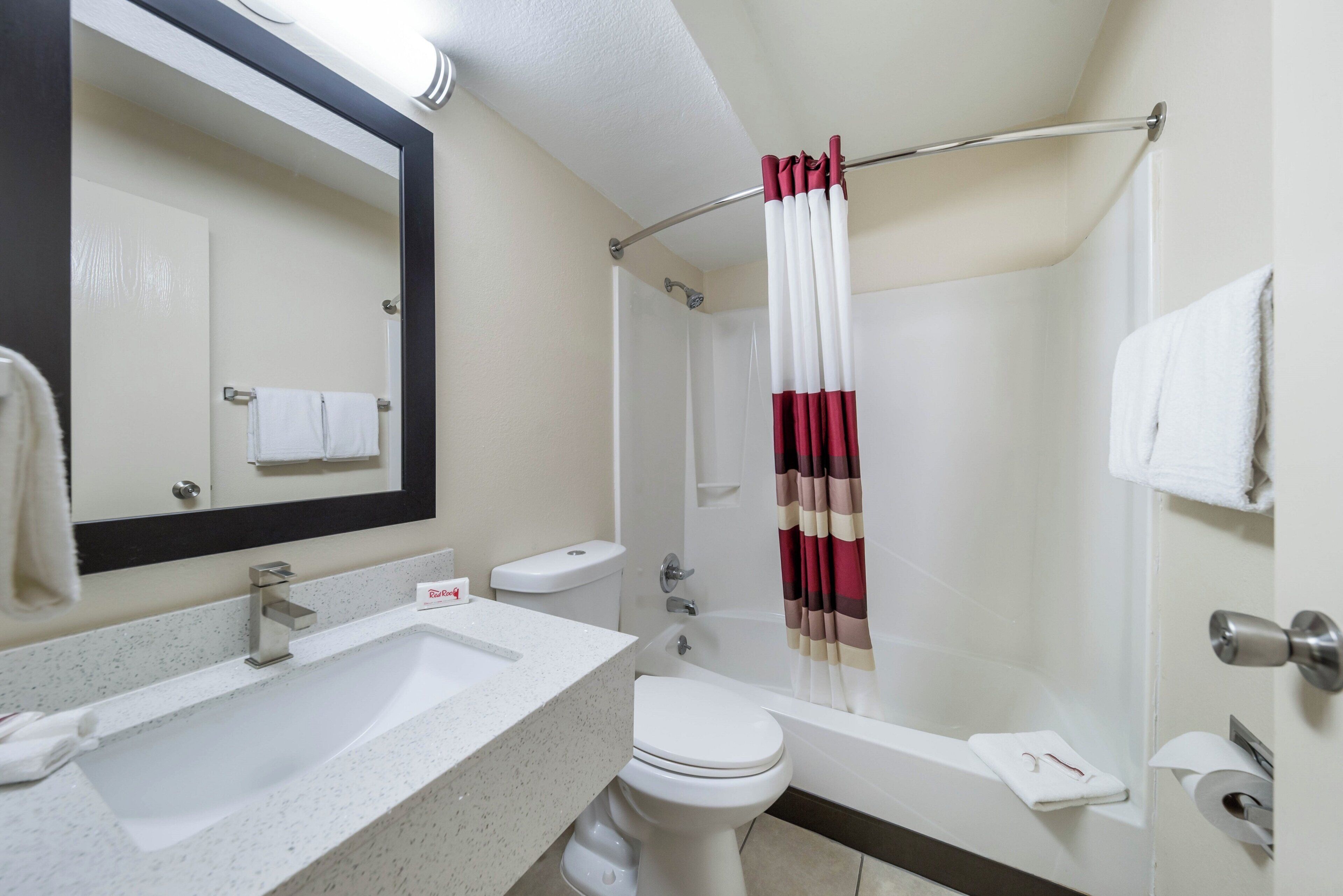 Een badkamer met een wastafel, toilet en douche.