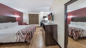 Room - Red Roof Inn & Suites Denton (Denton)