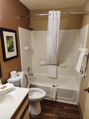 Standard Room, 1 Queen Bed, Non Smoking | Bathroom