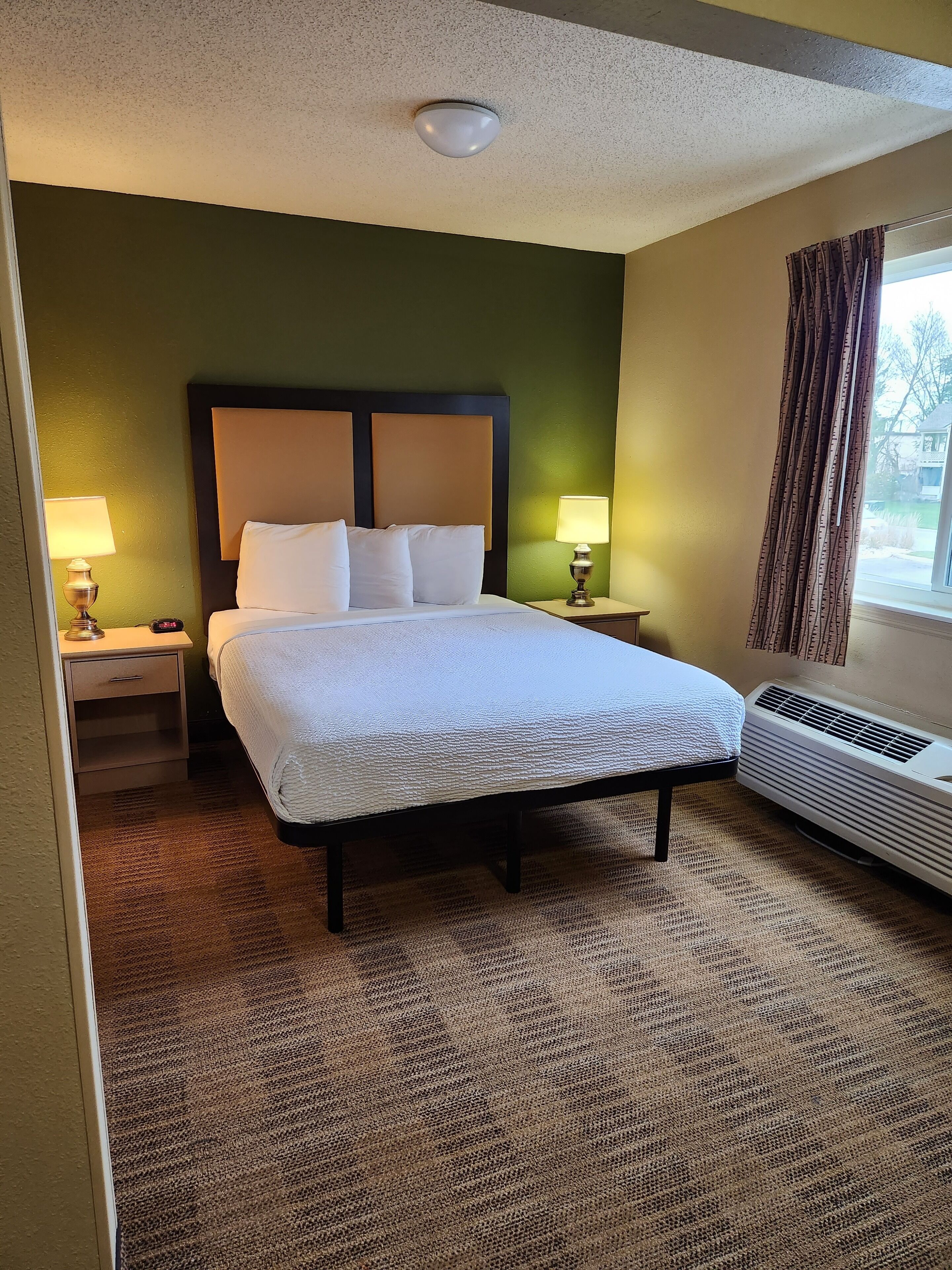 Standard Room, 1 Queen Bed, Non Smoking | Pillowtop beds, desk, laptop workspace, iron/ironing board