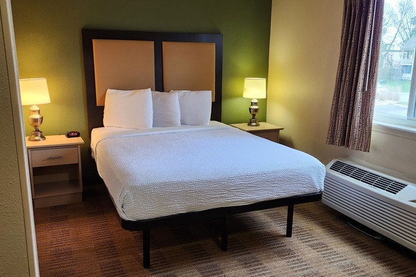 Standardzimmer, 1 Queen-Bett, Nichtraucher | Pillowtop-Betten, Schreibtisch, laptopgeeigneter Arbeitsplatz