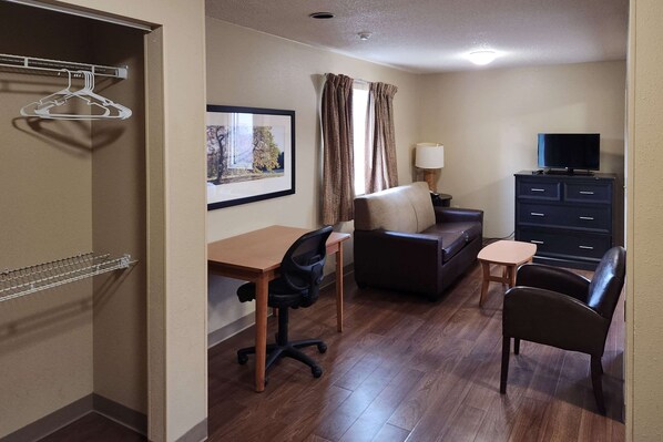 Camas com colchões pillow-top, escrivaninha