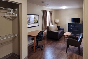 Colchones con pillow-top, escritorio y espacio para trabajar con laptop 