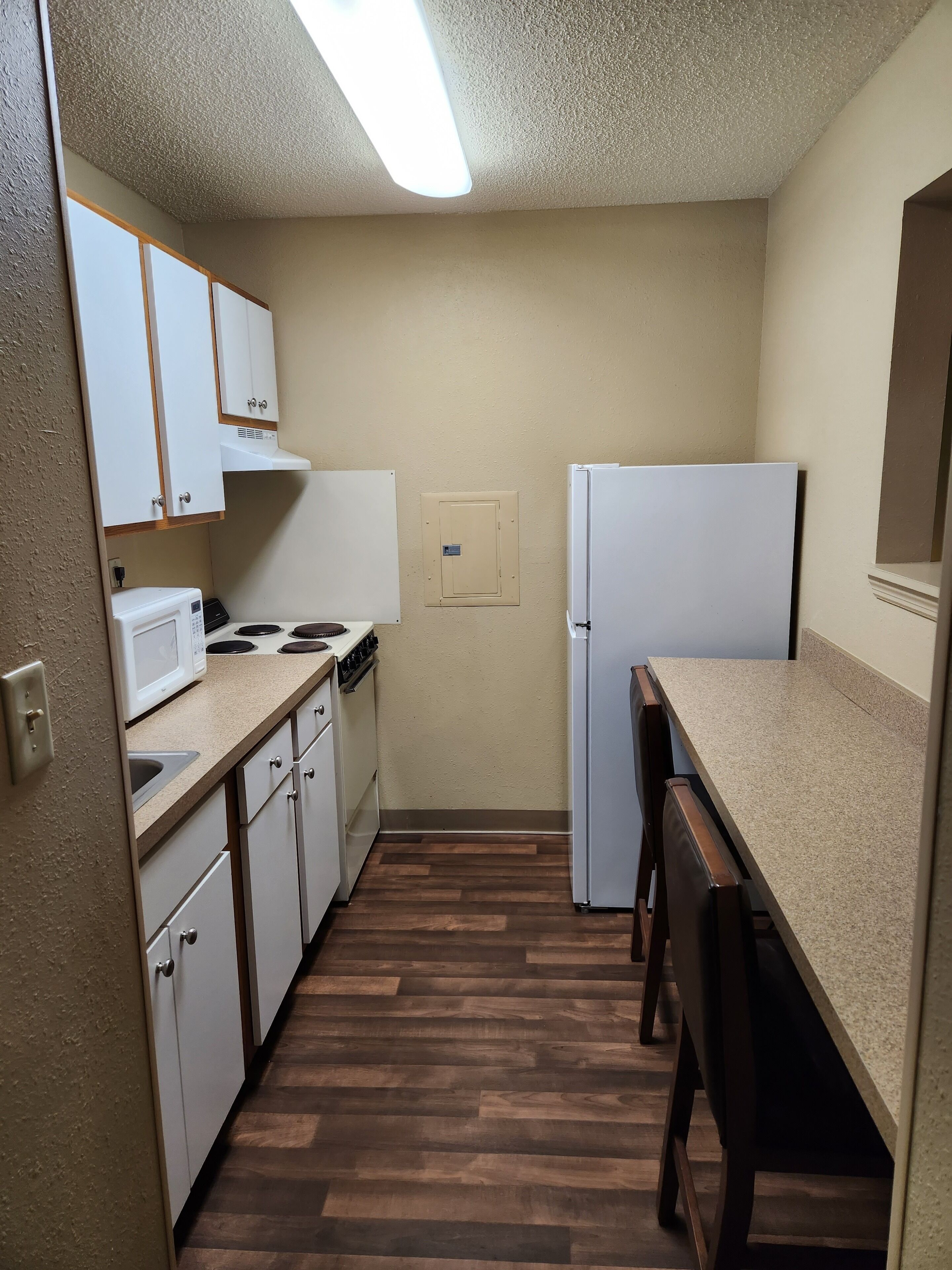 Standard Room, 1 Queen Bed, Non Smoking | Private kitchen | Fridge, microwave, stovetop, coffee/tea maker