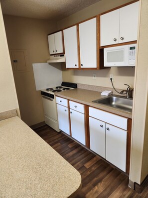 Standard Room, 1 Queen Bed, Non Smoking | Private kitchen