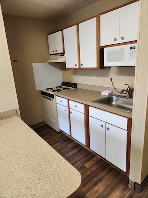 Standard Room, 1 Queen Bed, Non Smoking | Private kitchen | Fridge, microwave, stovetop, coffee/tea maker