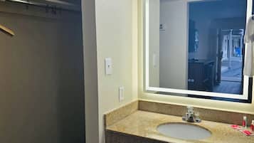 Combined shower/bathtub, free toiletries, towels, soap