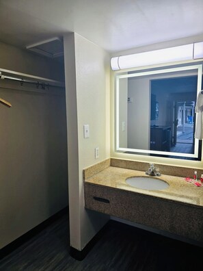 Combined shower/tub, free toiletries, towels, soap