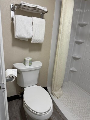 シャワー付き浴槽、バスアメニティ (無料)、タオル、石鹸