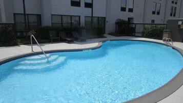 Piscina externa, espreguiçadeiras