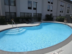 Outdoor pool, sun loungers - Best Western Cy-Fair (Houston)