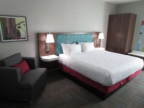 أغطية فراش متميزة وألحفة محشوة بالريش وخزنة داخل الغرفة ومكتب