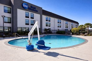 Outdoor pool, pool loungers - Best Western Cy-Fair (Houston)