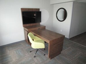 أغطية فراش متميزة وألحفة محشوة بالريش وخزنة داخل الغرفة ومكتب