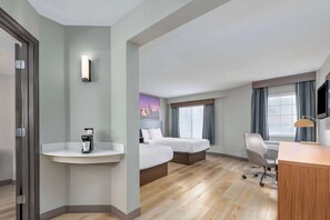 デラックス ルーム ダブルベッド 2 台 禁��煙 | 高級寝具、デスク、ノートパソコン用作業スペース、アイロン / アイロン台