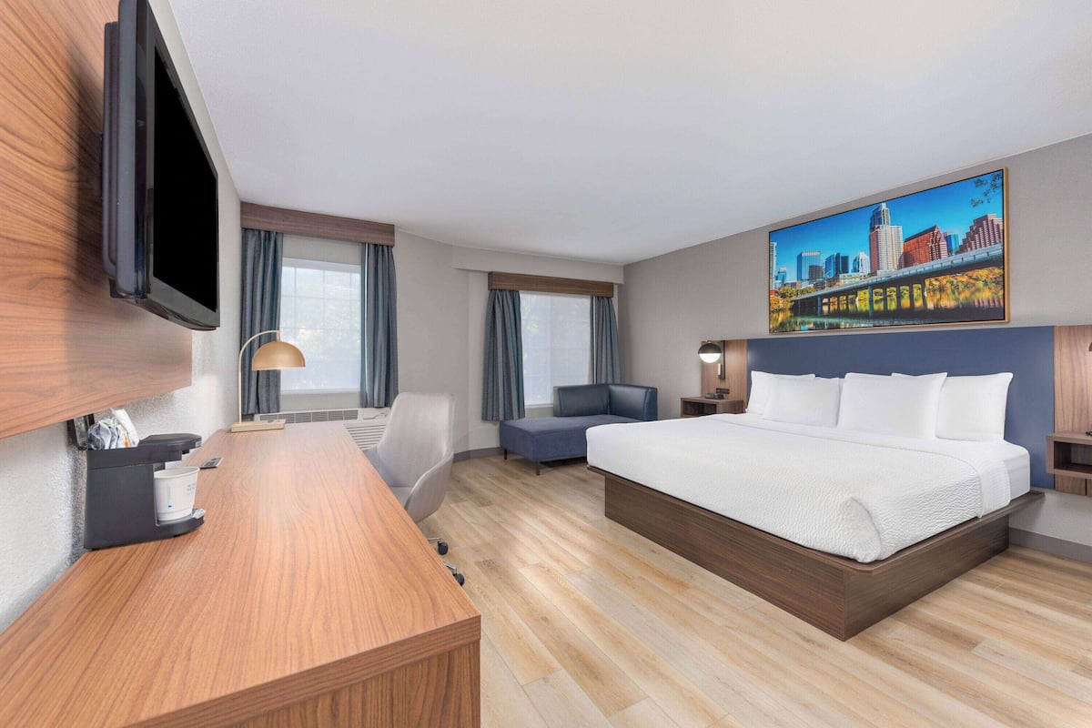 Room, 1 King Bed, Non Smoking | Premium bedding, desk, laptop workspace, iron/ironing board